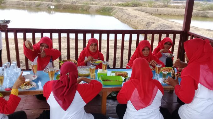 Selepas Susur Sungai, Tim Penggerak PKK Rembang Nikmati Kuliner Rumah Makan Apung Dasun