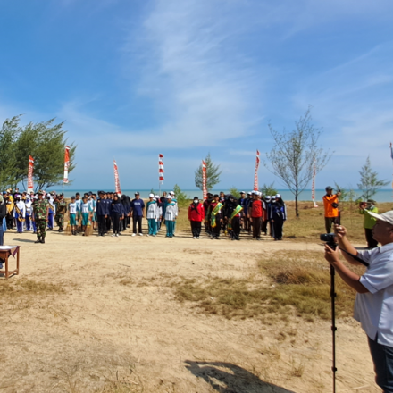 Aksi Bersih Pantai Dasun dalam Rangka World Cleanup Day di Kabupaten Rembang